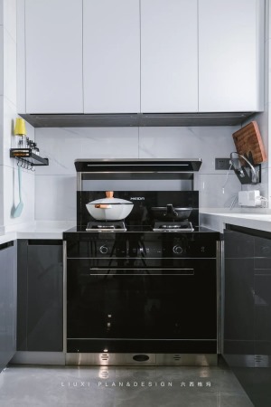 简约的厨房，美得像个工艺品，360度拉伸的水龙头和橱柜无拉手设计，凸显设计的细致用心。幸福就是简单的