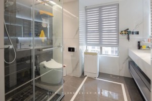 通过玻璃淋浴房的设置实现卫生间干湿分离，玻璃的通透性让空间更加明亮。双人洗漱台+发光镜柜的加持，从而