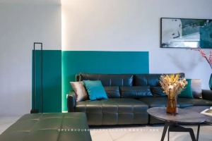 沙发背景墙在转角用绿色艺术涂料做了分色处理，线性灯带的设计，不仅灯光更加柔和，而且灯带光瀑洗墙效果很