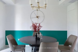 餐厅背景上白下绿，半墙主义是时尚美观、个性十足也是提升格调的简单好方法，绿色艺术涂料与客厅沙发背景保