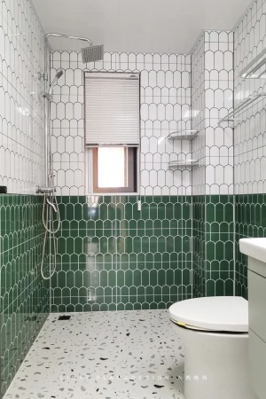 次卫选用了白色+绿色的复古砖对半铺贴，上白下绿的设计让人感觉很清新，同时也让视线感上提。瓷砖铺贴后形