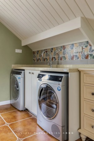 另一边设计了洗衣区，通过储物柜将洗、烘干机同时嵌入其中，空间显得更整洁。