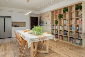 墙面、顶面以白色为主，家具、地面地板选用原木色，营造出舒适、温馨、轻松的家庭环境氛围。