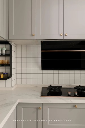 厨房墙面拼贴小方砖，奠定了整体的清新基调。质感十足的高级灰橱柜，薄荷绿和果粉色的小家电，又为空间注入