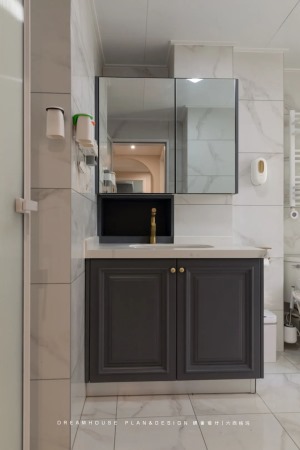 卫生间干湿分离，悬挂式浴室柜可以隔离地面湿气，也避免了清洁死角。