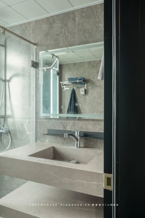 灰色系卫生间时尚有质感，玻璃隔断保证空间通透明亮。