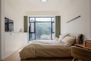 木质地板和落地窗的组合，让整个卧室看起来清爽干净~自然景致通过玻璃探进室内，让静柔舒缓的空间多一份俏