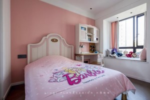 粉红色的墙面和床品温柔、明媚，塑造出一个浪漫又美好的空间。精致的公主床+充满童趣的书柜，既解决了孩子