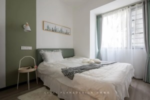 當綠撞見白色，清新感呼之欲出。一半綠，一半白，讓整個房間充滿了趣味性，床頭的裝飾畫色彩與臥室主色調相