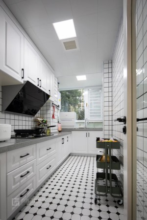 在L型的廚房布局里使用白色視覺上不壓抑，顯得更明亮寬敞。愜意的早晨，走進充滿陽光的白色廚房里，心情瞬