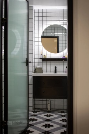 黑白配的衛生間，顯得整個空間干凈清爽，簡潔利落。小白磚的墻面搭配一面圓形發光的浴室鏡，時尚美觀~