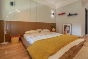 床头背景墙，灰白与木色上下形成拼色设计，使空间更为整体统一，更有格调感。