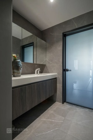 公卫（上图1）通铺灰色调的瓷砖，镜柜和悬空浴室柜结合，解决了卫浴大部分收纳问题，同时不留卫生死角。