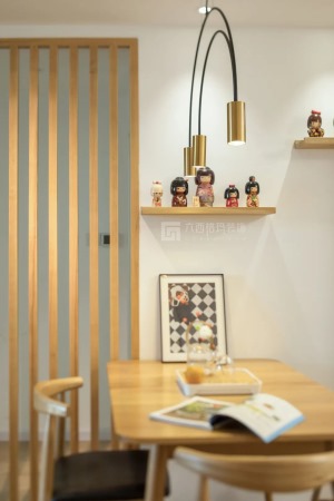 靠墙的一端上方搁板上摆放了京都纯手工人偶，是业主去日本游玩时买的，价格不菲。