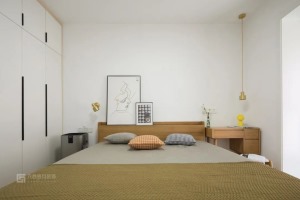 白色的墙面，搭配原木风的床和木地板，让卧室多出了一些自然感