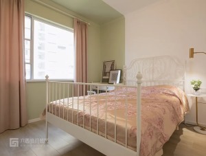 次卧色彩搭配上，是白+粉+绿的组合，白色的铁艺床，小清新风格既视感~