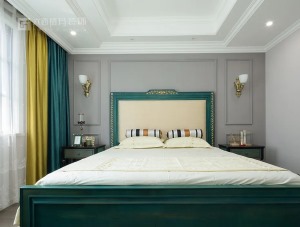暖灰色的卧室墙面，用石膏线条进行装饰的床头背景墙，充满高级感的墨绿色床搭配米黄色的软包床靠，整体端庄