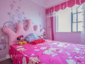 桃红色与粉色交织的女儿房，卡通造型的床与壁纸，用童趣守护梦幻空间~