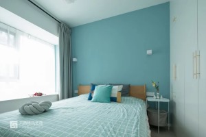 木质的床，蓝色的背景墙搭配两盏方盒白色壁灯，清爽、利落。白色通顶大衣柜+黄铜拉手，简约优雅视感~