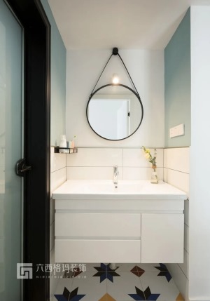 白色的浴室柜同黑色边框的圆形浴室镜搭配起来，简洁、时尚。