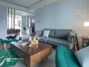 灰色布艺沙发搭配浅蓝色背景墙，不规则铺贴的白色文化砖，释放着活泼的调性。