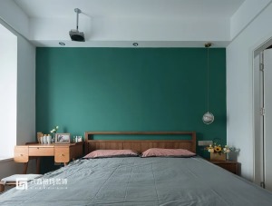 绿色，无形之中就被带上了春天的标签，将绿色带入卧室，营造出与自然共存的生活空间。木色地板和家具的质感