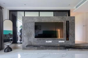 大理石裝飾的電視背景墻是客廳一大亮點，利用半高電視墻隔斷，不做到滿的格局分界，保留空間寬適度