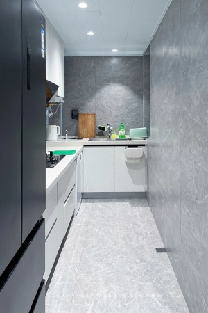 L形格局非常适合这种瘦长型厨房，能让烹饪者的操作过程便利化和快捷化。灰色地砖+白色橱柜，质感尽显。双