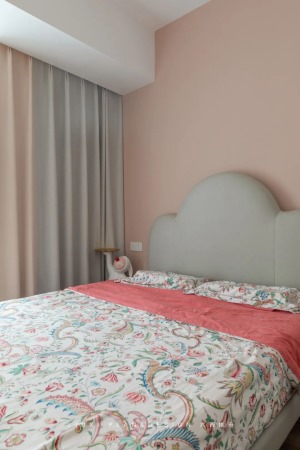 相较于主卧，儿童房的配色则多了一分甜美。粉色的墙面、云朵形状的床背，以及奶咖+白色——如冰淇淋般的双