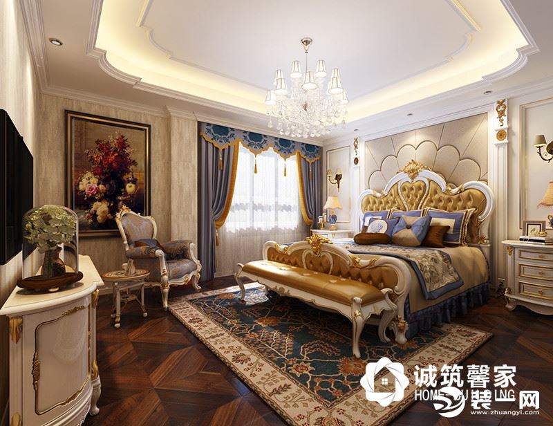 老人房的设计欧式感更加强烈，纯欧式的皮质家具，搭配淡蓝色的欧式造型窗帘，花瓣形状的皮质软包