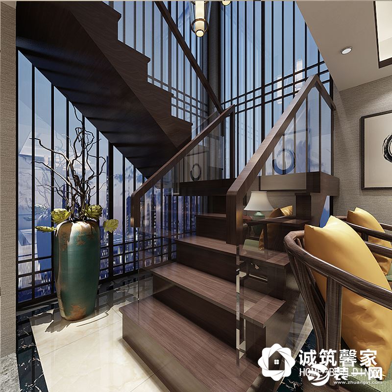 客厅和楼梯的落地玻璃，让视野更开阔