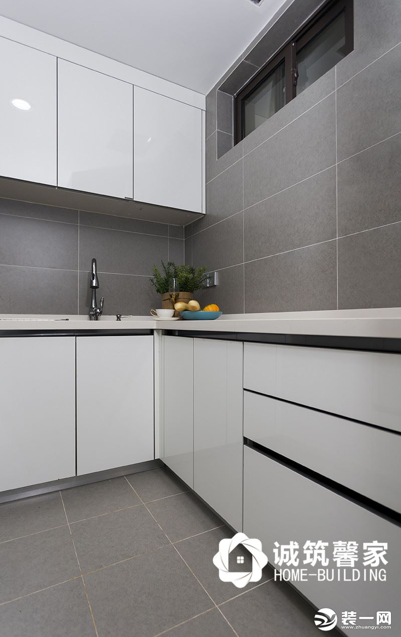 厨房一角，白色大理石台面和白色柜体，采用挂式柜体增加餐厨用品储物空间