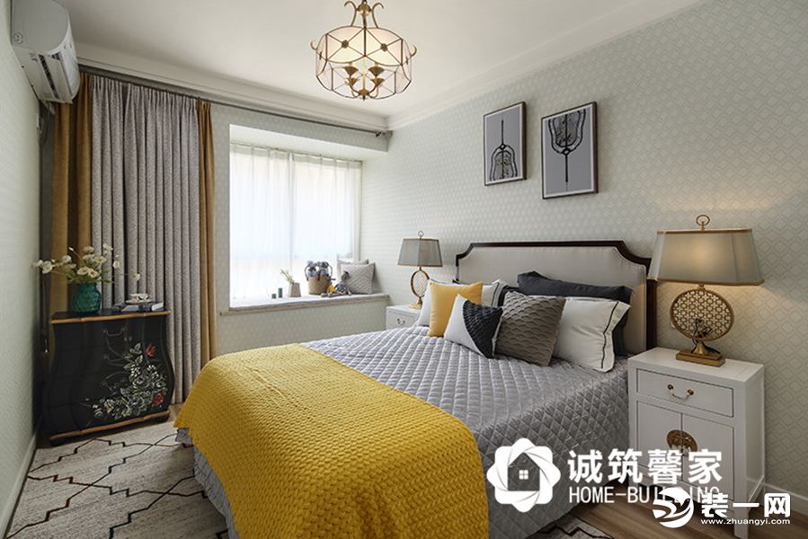 卧室，黄色木地板铺设，灰色墙纸铺贴，蓝色窗帘增加空间亮色