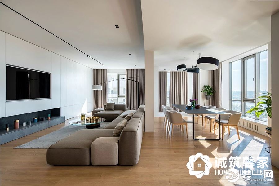 客厅用拼搭方式的咖啡色模块沙发显得更加灵活、多样化，在色彩上也与窗帘互相呼应
