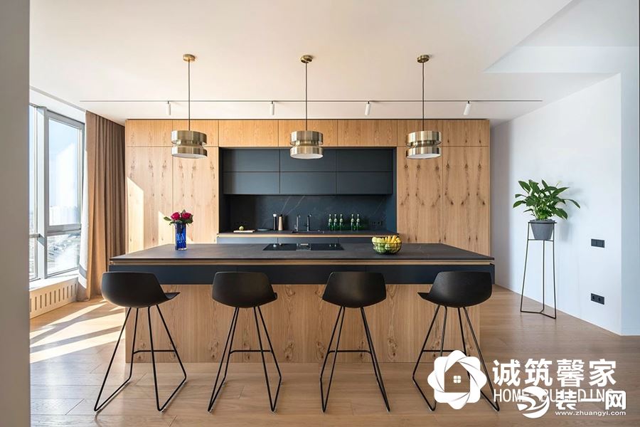 厨房区拥有足够的收纳空间，大小杂物以及电器都可以被摆放妥当，黑、白与木色，是贯穿整个室内的搭配元素