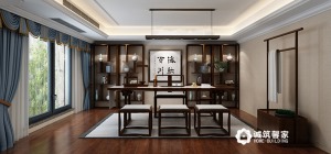 负一层茶室，深色木地板铺设地面，木质茶桌座椅。定做木质展示架摆放瓷器装饰墙体一侧。整体风格偏新中式 