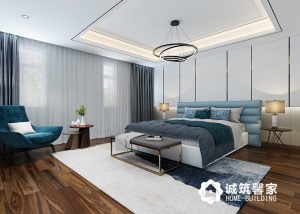 二层卧室空间以白色为主调，配蓝色系床品及装饰画，给人安静祥和的感觉