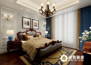 整体色调采用了浅色调，淡淡的蓝色弱化了美式家具的做旧感，使空间变得简洁明快，配合温馨柔软的布艺装饰