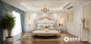 根据业主要求设计的一间欧式风格卧室。白色护墙板拼成墙面、深色条纹状木地板搭配青色的窗帘使得空间更奢华