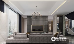一層客廳背景以咖色木飾面為主，搭配灰色組合沙發及深藍色窗簾，整體色彩統一融洽。