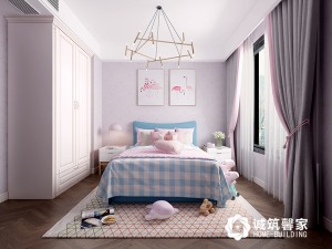 小宝宝房间也是以嫩粉色为主，拼花地板时尚个性，一组衣柜，没做其他吊顶，简简单单，又透着精致。