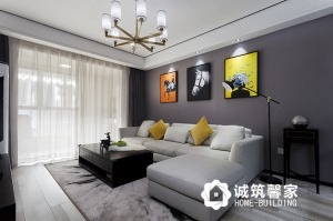 客厅，灰色墙纸，色彩多样挂画装饰墙面，白色地毯、沙发，阳台落地窗增加室内光线