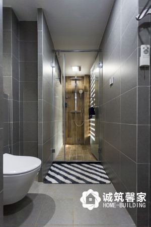 卫生间做的干湿分离，淋浴房木纹大理石瓷砖铺贴，卫生间灰色大理石瓷砖墙面