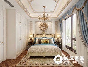 二层北边的一个长辈房，米黄色基调外搭配的是高贵沉稳的新古典床品，天蓝色窗帘给长辈房增添一抹亮色