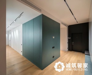 从门厅开始设计定制了大量的储物柜体，满足业主的要求，更加追求空间的实用性