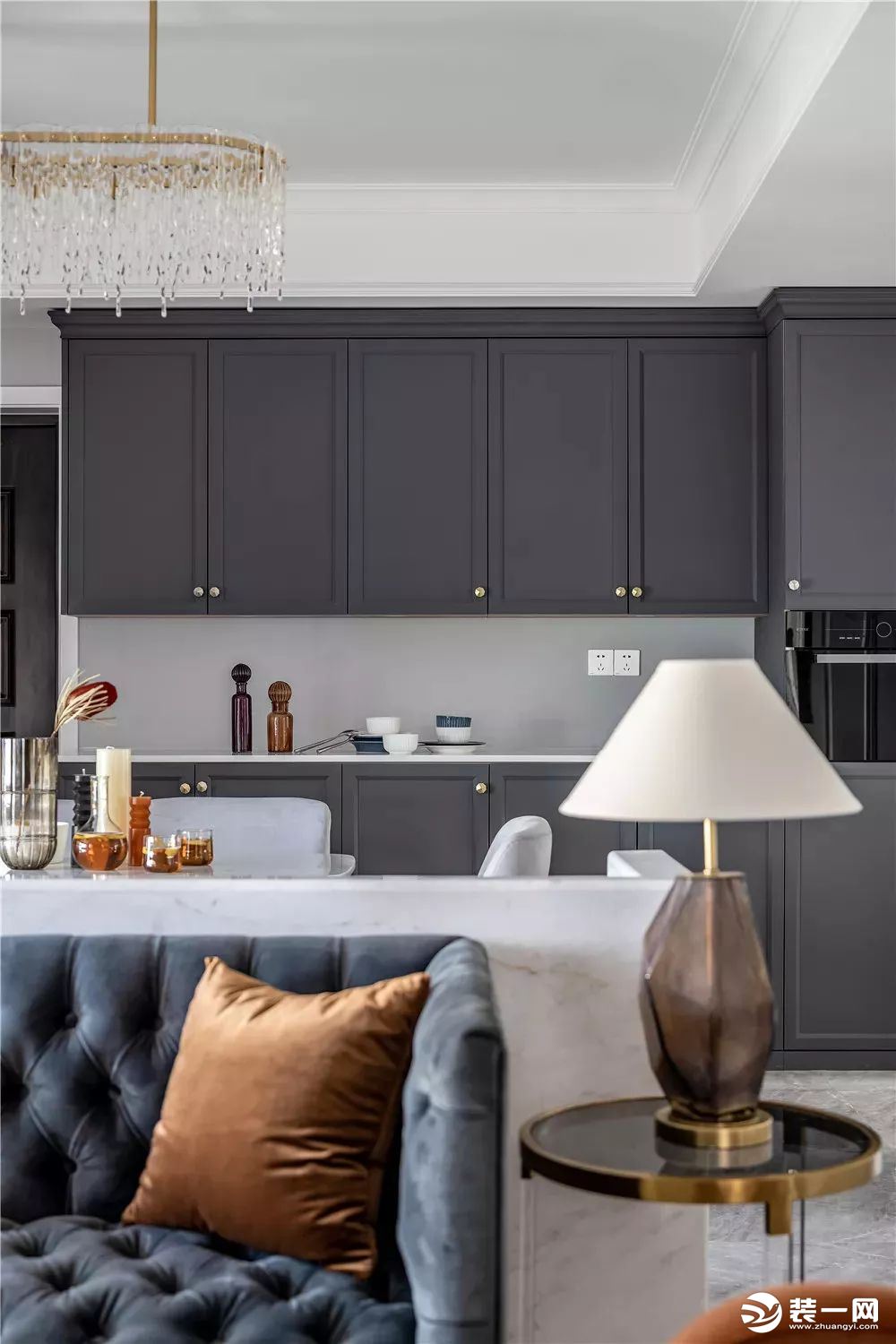 深灰色的餐边柜兼鞋柜，与沙发相互呼应的色调，使得空充满稳重与端庄的气质。