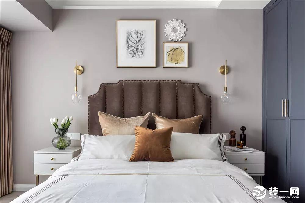 次卧空间相对较小，在暖系的床头背景墙布置，搭配一张深咖色的布艺靠背床，也让空间显得更加稳重端庄。