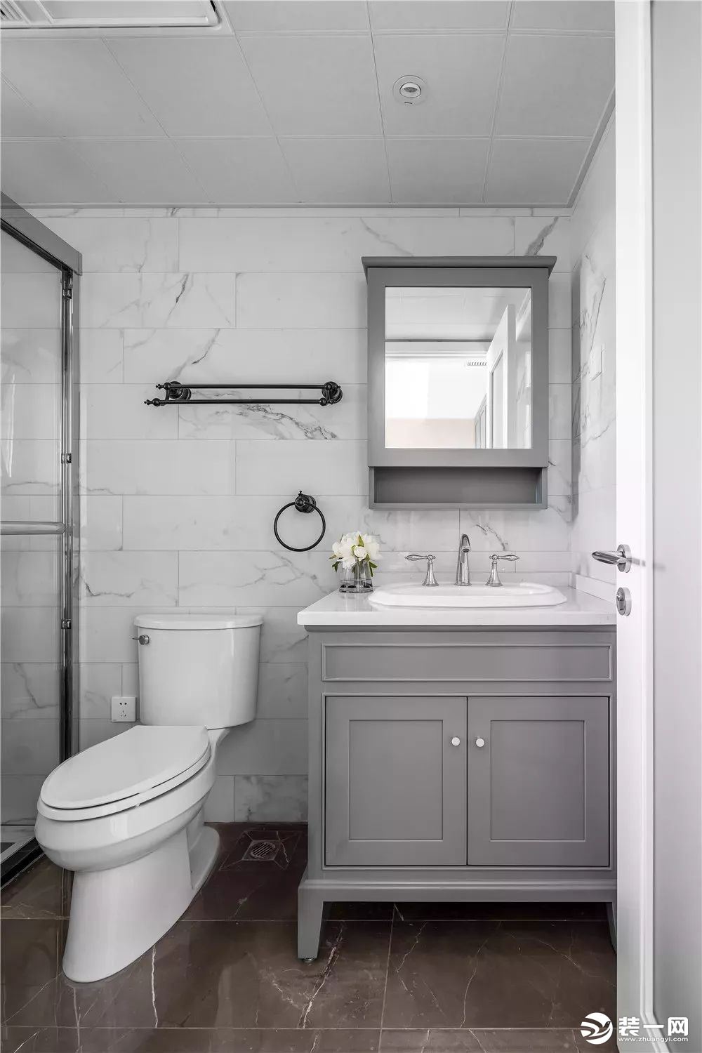 深咖色地面砖+雅白的墙面砖，搭配灰色洗手盆柜，让卧室稳重优雅而舒适。