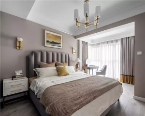 现代简洁的卧室融入了暖心的咖色与安静的蓝色，结合铜色轻奢的细节，呈现出一个稳重大气的优雅画面。