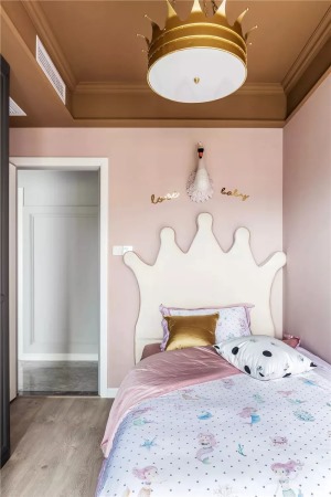 而女孩房的床铺这个一个皇冠靠背，结合海洋公主范的床单，床头墙的天鹅墙饰，让空间充满了少女心的气质感。